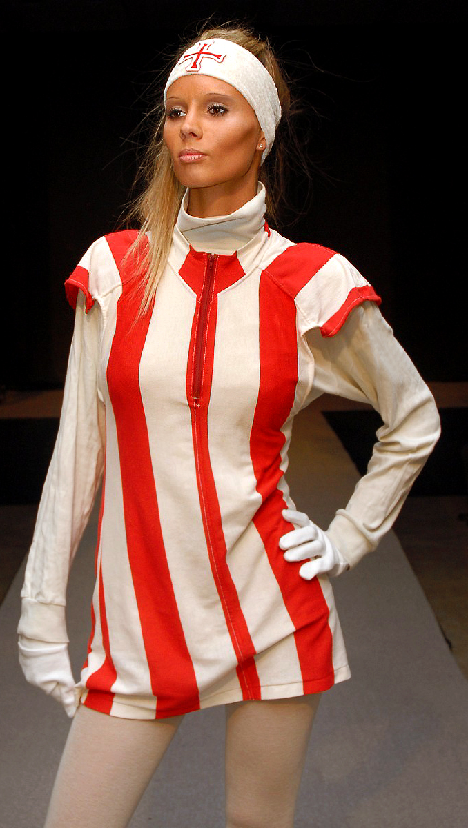Das Laufsteg Model Francisca in einem rot - weiss gestreiftem Kleid aus reiner Baumwolle mit Templer Kreuz Stirnband des deutschen Modemachers Torsten Amft zur Mode Woche Berlin - Fotograf: M.Wittig